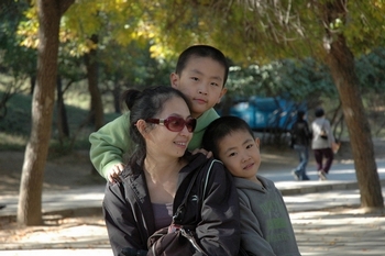 Лян Бо со своими детьми. Фото: Сюе Мэнчун