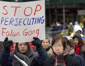 ФОТО: Послідовники Фалуньгун, які живуть за межами Китаю, протестують проти переслідування послідовників Фалуньгун у Китаї. Фото: Джефф Ненерелла/The Epoch Times
