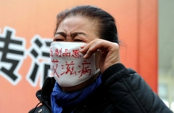 Женщина, которую заразили СПИДом во время сдачи крови, призывает власти оказать ей поддержку. Пекин. 1 декабря 2009 год. Фото: AFP