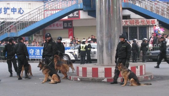 Для подавления акции протеста, местные власти направили отряд полицейских. Фото: NTD