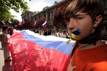 Донецкие школьники и родители будут митинговать против закрытия украинской школы. Фото:tsn.ua