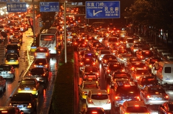 В китайских мегаполисах неуклонно ухудшается качество жизни людей. Фото: STR/AFP/Getty Images