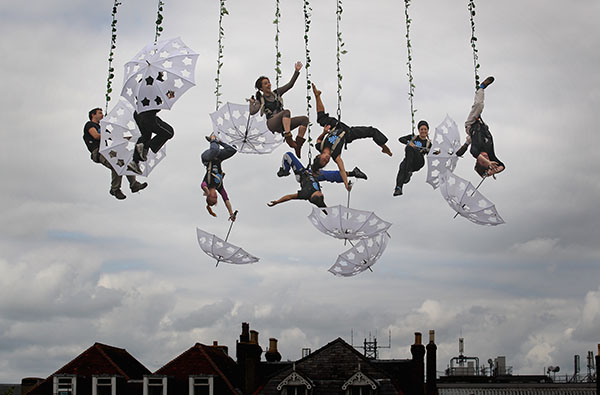 Представление воздушных танцоров и музыкантов открыло ежегодный Международный фестиваль искусств в Солсбери. Фото: Matt Cardy/Getty Images