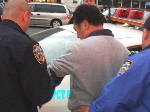 21 мая Нью-Йорк. Полиция арестовала ещё одного зачинщика беспорядков подстрекаемого китайской компартией. Фото: The Epoch Times