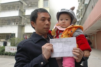 Мужчина держит медицинское заключение, в котором говорится, что у его ребёнка в крови повышенное содержание свинца. Фото с epochtimes.com