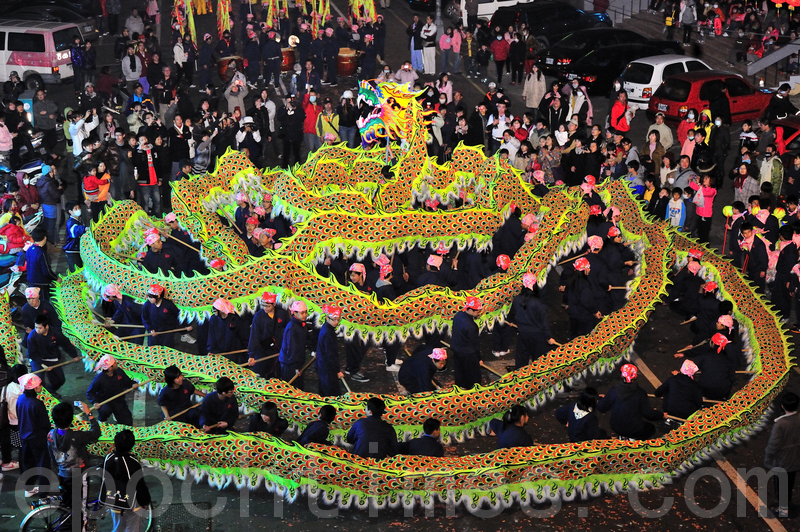 Танец дракона во время Праздника фонарей в Тайване. Фото: Bilong Song/Epoch Times