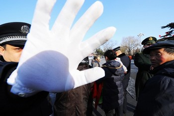 Тотальний контроль суспільної думки компартія в Китаї поширює також на й іноземні ЗМІ. Фото: GOH CHAI HIN/AFP/Getty Images