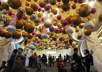Качественные товары жители материкового Китая предпочитают покупать в Гонконге. Фото: MIKE CLARKE/AFP/Getty Images