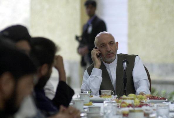 Президент Афганистана разговаривает по телефону во время встречи в президентском дворце. Фото: SHAH MARAI/AFP/Getty Images
