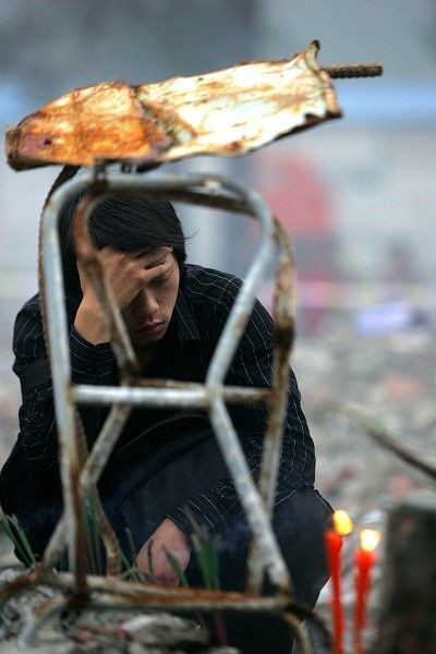 Численні родичі загиблих від землетрусу в провінції Сичуань рівно через 100 днів після трагедії вирушили в поетрпілі райони вшанувати пам'ять загиблих. Фото: China Photos/Getty Images 