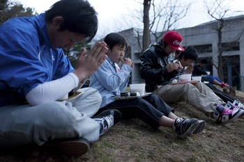 Вчера, 7 апреля, на Японию обрушилось новое землетрясение. В результате подземных толчков 2 человека погибло и 132 пострадало. Фото: YASUYOSHI CHIBA/Getty Images