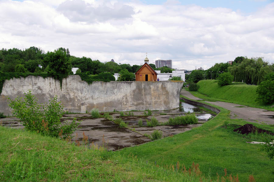 Стіна пам'яті в Києві на Байковій горі. Фото: kiev-memory.narod.ru