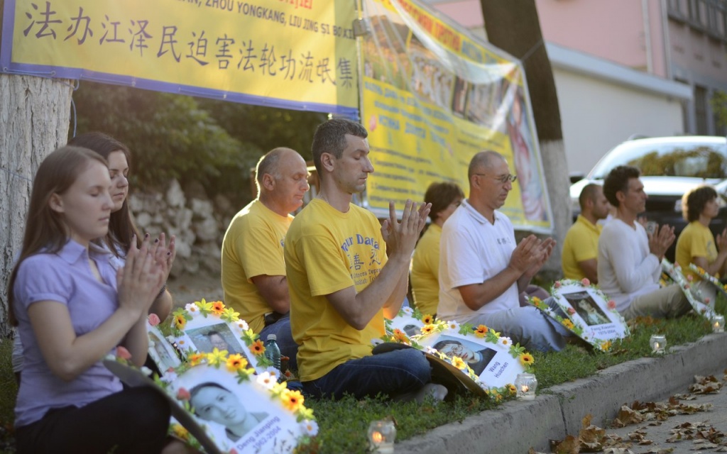 Послідовники Фалунь Дафа в Кишиневі, Молдова, 20 липня 2012 року. Фото: The Epoch Times