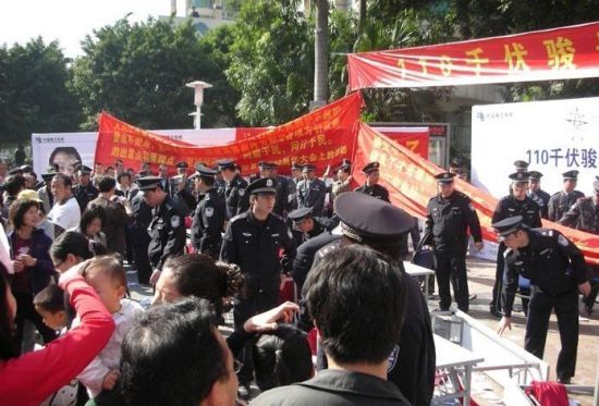 Власти мобилизовали около тысячи полицейских для разгона протестующих против строительства подстанции местных жителей. Фото: The Epoch Times