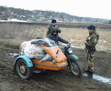 Росіянин хотів нелегально вивезти з України майже 1000 жіночих шапок. Фото: dpsu.gov.ua