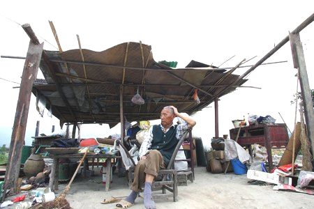 Город Дачан, 3 июня. Пожилой гражданин сидит около своего жилища – укрытия, построенного из руин разрушенных домов. Дачан – город возрастом почти 1 700 лет. Здания были снесены и восстановлены на территории, отдаленной от центра старого города на 7 киломе
