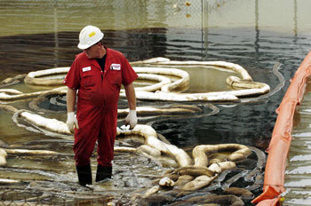Добыча нефти. Фото: STAN HONDA /Getty Images