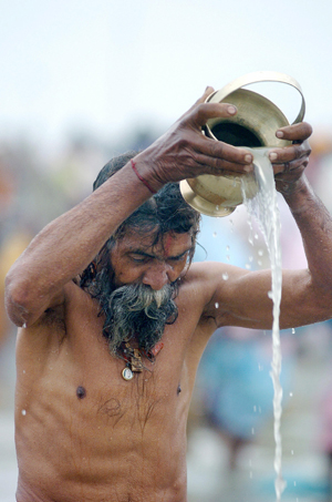 Было обнаружено, что вода в священных реках, таких как Ганг, несмотря на значительную загрязненность, имеет позитивные частоты электромагнитного излучения. Фото: Deshklyan Chowdhury/AFP/Getty Images