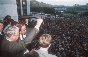 19 серпня 1991 року російський президент Борис Єльцин дізнався, що люди з оточення Горбачова намагалися зробити державний переворот. Єльцин (у центрі) виступає з промовою в Москві, засуджуючи переворот і закликаючи народ до загального страйку.