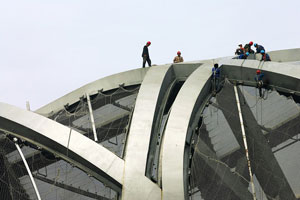 Будівництво головного олімпійського стадіону «Пташине гніздо». Фото: Getty Images