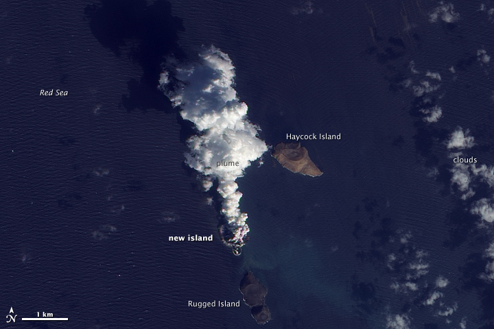 На знімках, зроблених 23 та 24 грудня, можна побачити новоутворений острів. Фото: earthobservatory.nasa.gov