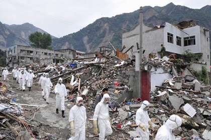 Одразу ж після землетрусу в район епіцентру прибули військові в захисних білих костюмах і респіраторах. Фото: SIMON LIM/AFP/Getty Images