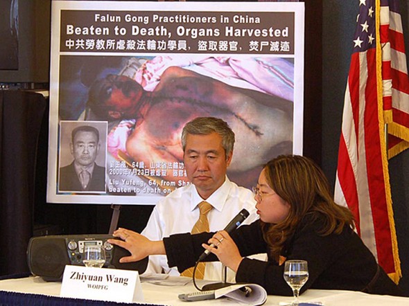 Представитель ВОРПФ Ван Чжиюнаь, представляющий аудиозаписи, которые указывают на то, что в китайских военных больницах происходит насильственное извлечение органов в 2006 году. Фото: The Epoch Times