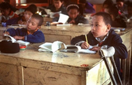 У школах Тибету учні вивчають китайську мову в збиток своїй національній мові. Фото: AFP