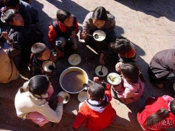 Бідні райони провінції Сичуань. Обід у школі між уроками. Фото: aboluowang.com 