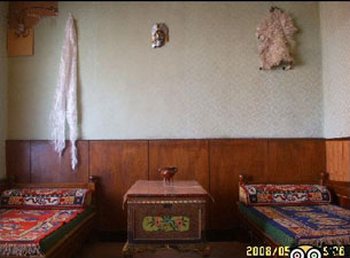 Номер гостиницы домашнего типа в Лхасе. Фото: FRA