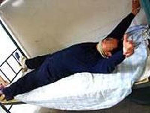 Пытка, часто применяемая в китайских тюрьмах, при которой человека в такой позе держат в течение нескольких дней. Фото с epochtimes.com