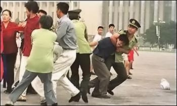 Китайські поліцейські на вулиці заарештовують послідовників Фалуньгун. Фото з epochtimes.com