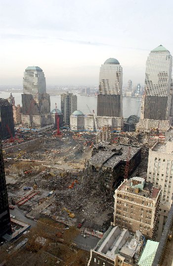 Незавершені роботи уборки після теракту Торгового центра в Нью-Йрку 11/09/2001 р. Фото: Darren McCollester/Getty Images