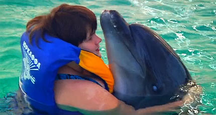 11-річна Яна з дельфіном. Кадр з передачі «Сьогодні ввечері» на Першому каналі. Фото: 1tv.ru
