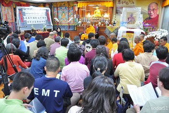 Молебен в поддержку монахов монастыря Кирти. Тайбэй, Тайвань. 18 апреля 2011 год. Фото с savetibet.ru