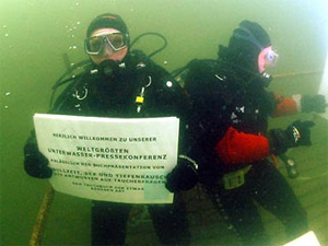 Журналисты проводят подводную пресс-конференцию. Фото: Ananova