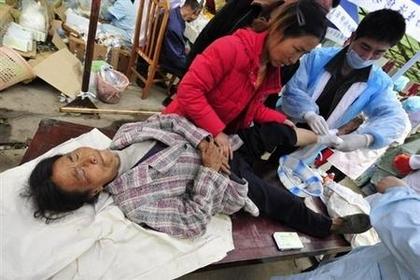 Число раненых в результате землетрясения уже превысило 100 тысяч человек. Фото с epochtimes.com