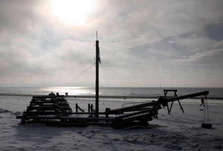 Покрытая снегом детская площадка на берегу Северного моря, Нордерней (Norderney), Северная Германия. Фото: DAVID HECKER/AFP/Getty Images