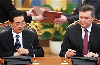 Сегодня между Киевщиной и китайской провинцией Хубэй подписан протокол о взаимоотношении во всех сферах. Фото: Сергей Суспинский / Getty Images