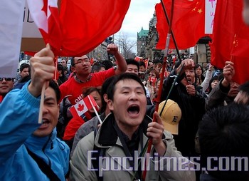 Многие молодые китайцы проявляют нездоровый патриотизм, в котором любовь к родине объединена с любовью к партии. Фото: The Epoch Times