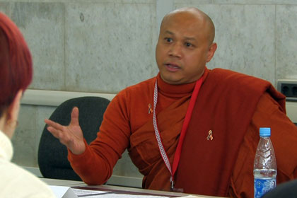 У Уттара, голова Міжнародної організації бірманських ченців на міжнародній Асамблеї Всесвітнього руху за демократію в Києві 9 квітня 2008 року. Фото надане НДТТВ