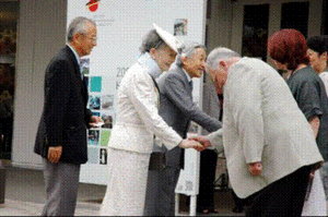 Імператорська пара з шанобливою ввічливістю також долає японську антипатію перед рукостисканнями. Фото: POHLING/JAPAN PHOTO