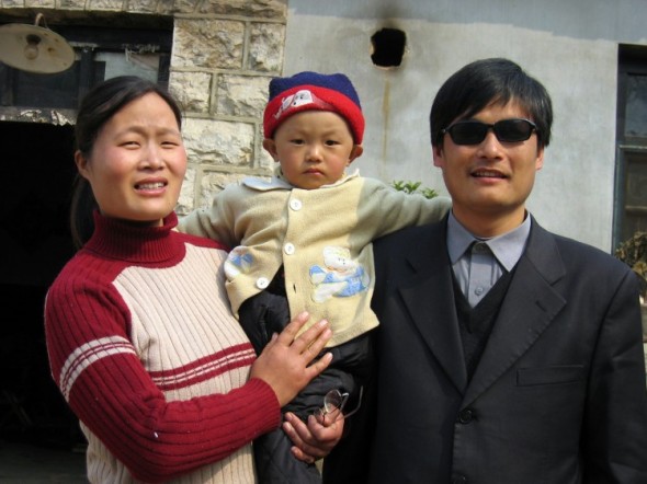 Сліпий правозахисник Чень Гуанчен разом зі своєю дружиною і сином біля будинку в селі Дуншигу в північній провінції Шаньдун 28 березня 2005 року. Фото: STR / AFP / Getty Images