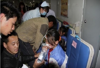 Понад 270 дітей доставлені в лікарню з харчовим отруєнням. Провінція Шеньсі. Квітень 2011 р. Фото: epochtimes.com