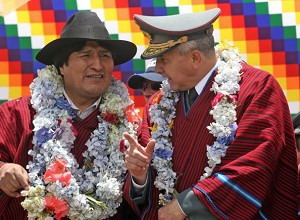 Президент Боливии Эво Моралес (слева), одетый в традиционное красное пончо, беседует с главнокомандующим боливийской армии Фредди Берсатти во время празднования 181-й годовщины образования провинции Омасуйос. Фото: Aizar Raldes/AFP/Getty Images