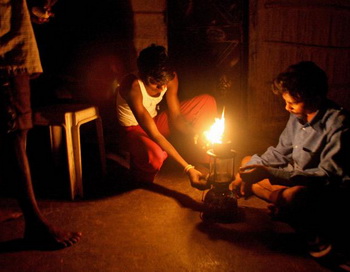 Светлый путь к развитию: Дом жителя деревни Вада в Тэйне, предместье Мумбаи, освещают керосиновые лампы, 18 ноября 2007 г. Фото: Pal Pillai/AFP/Getty Images