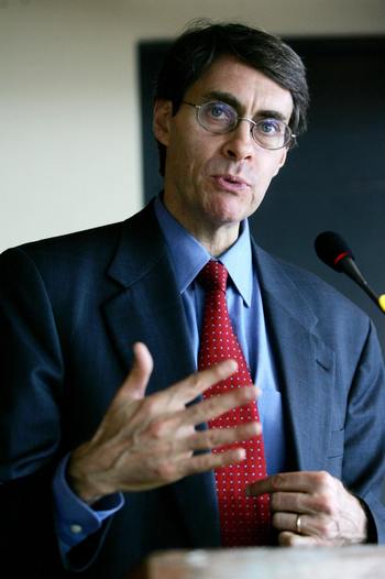 Кеннет Росс — доповідач Human Rights Watch. Фото: TED ALJIBE/AFP/Getty Images
