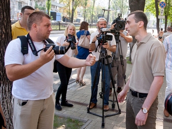 Посольство Грузії в Україні звільнило працівника, що побив журналіста. Фото: news.tochka.net