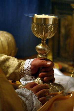 Золотая чаша освященного вина с просвирой. Вино используется во время богослужения в христианских церквях. Фото: David Silverman/Getty Images