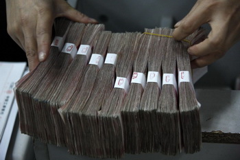 Пачки китайських юанів тепер стануть банківським резервом. Фото: ChinaFotoPress / Getty Images
